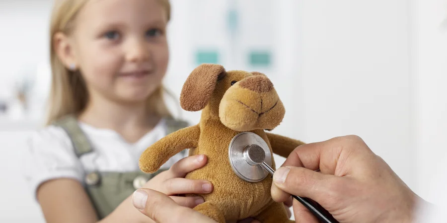 Síndromes genéticas e cardiopatia: acompanhamento com o cardiopediatra Criança em consulta com o cardiopediatra para acompanhamento de síndromes genéticas e cardiopatia